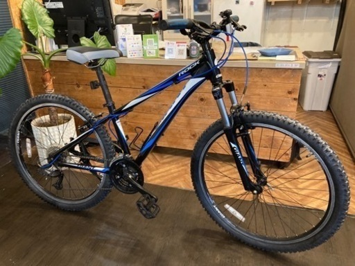 年末セール！防犯登録料　無料！【GIANT ROCK ALUXX6000 前後タイヤ・チューブ新品！】サスペンション付き　3×7速　26インチMTB ブラック×ブルー