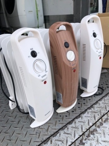 配送可能　アイリスオーヤマ ヒーター オイルヒーター 3.3畳 ウェーブ型 500W 小型 コンパクト 温度調節可能 転倒オフ機能 メカ式 足元 省エネ 暖房 POH-505K