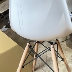 白色　椅子