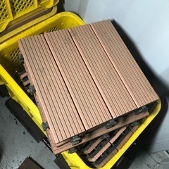 ベランダとかに敷くあのやつ　ウッドデッキパネル　80枚くらいの画像