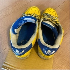 adidas スニーカー　イエローの画像