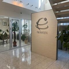▼正社員：外壁補修作業員▼未経験でも大丈夫！簡単作業からスタート♬ 力作業少なめ！幅広い世代が活躍できる！ 手当だけで10万円オーバーも！？1年目から年収350万円以上！の画像
