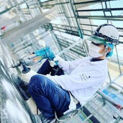 ▼正社員：外壁補修作業員▼未経験でも大丈夫！簡単作業からスタート♬ 力作業少なめ！幅広い世代が活躍できる！ 手当だけで10万円オーバーも！？1年目から年収350万円以上！の画像