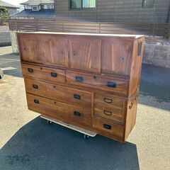 古い収納家具の画像