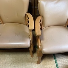 椅子二脚（一脚は背もたれガタあり