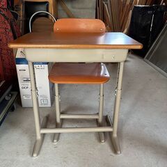 コクヨ (KOKUYO) 生徒用デスク・イス ４セットあります！...