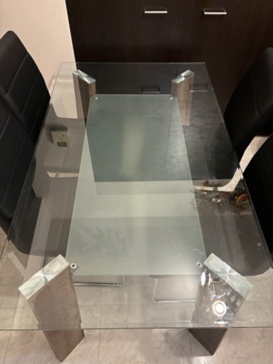 ガラスダイニングテーブル