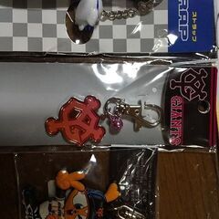 サイン色紙とストラップの画像