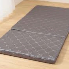 美品中古　1年　女性　ニトリ　シングルサイズ  マットレス　しっかり　硬め　マット　敷き布団　３つ折り　折りたたみ　●2段ベッド、パイプベッドにぴったりのサイズ ●体をしっかり支える硬質タイプ ●厚さ7cm 収納　簡単　スリム　ベッド　布団　敷き布団　グレー　モダン　シンプル　キルト　ゲスト　来客の画像