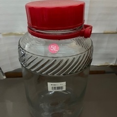 果実酒ビンと漬物石と容器