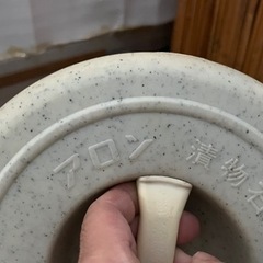 果実酒ビンと漬物石と容器の画像