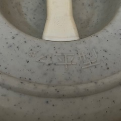 果実酒ビンと漬物石と容器の画像