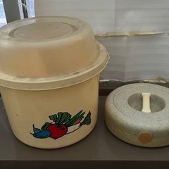 果実酒ビンと漬物石と容器の画像