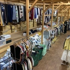 激安鴨居ガレージセール！日本初！？古着卸だから出来る量り売り！オープンSALE価格、国内流通古着が1kgなんと税込500円！！オールシーズンの衣類、クツ、バッグ、小物がそろうのでお買い物好きの一般購入者様からバイヤー様まで満足して頂けます！JR鴨居駅すぐそばです。5月は5日(日)と26日(日)に開催します。5月は第1週と最終週の日曜日です。ぜひ一度お越しください！ - 横浜市