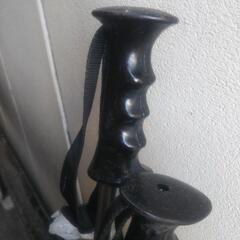 FISCHERのスキー板とストックの画像