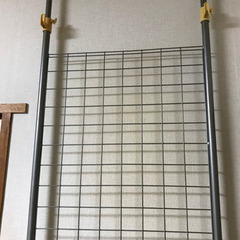 【お値下げしました】突っ張りパーテーション　突っ張り設置式のパーテンション型ネット収納の画像