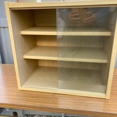 引渡済　
ガラス戸付き3段カラーボックスの画像