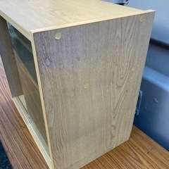 引渡済　
ガラス戸付き3段カラーボックスの画像
