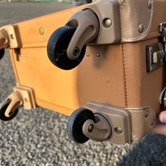 キャリーケース　ベージュの画像