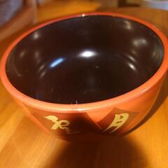 塗物のお皿5枚、塗物の器（蓋付き)4セット、トング1個の画像