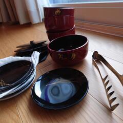 塗物のお皿5枚、塗物の器（蓋付き)4セット、トング1個の画像