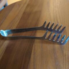 塗物のお皿5枚、塗物の器（蓋付き)4セット、トング1個の画像