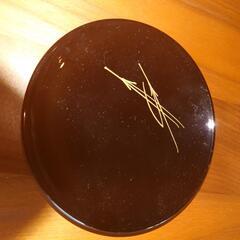 塗物のお皿5枚、塗物の器（蓋付き)4セット、トング1個の画像