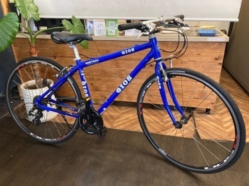 年末セール！防犯登録料　無料！【GIOS MISTRAL 前後タイヤ・チューブ新品！】3×7速　700×28c クロスバイク　ブルー
