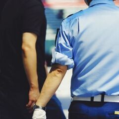 研修制度アリ／高速道路での警備／未経験の方でも大丈夫◎