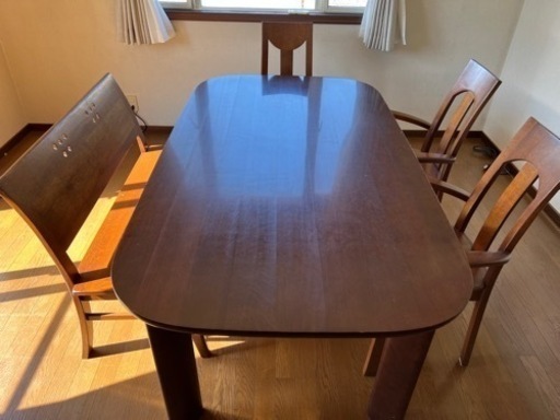 ダイニングテーブルと椅子セット