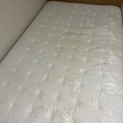 【無料】※受取予定者様決定済です※セミダブルマットレスお譲りします！敷パッド、ボックスシーツ付の画像