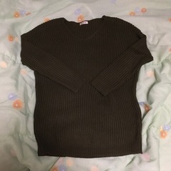 緑のニット　Ｖネックの画像