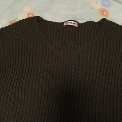 緑のニット　Ｖネックの画像