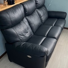 ニトリ　3人用電動本革テーブル付きリクライニングソファ(グラッゼ2 BK)の画像