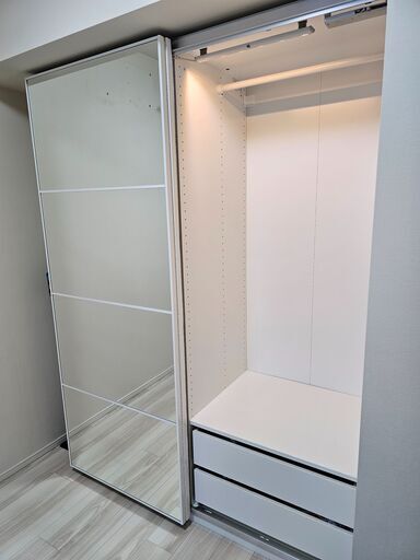 【IKEA・極上品】 高級ガラス扉仕様PAX/AULI・ワードローブ　LED付（システム収納クローゼット）＜10万円相当半額・保証付＞