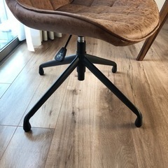 昇降・回転チェア　未使用品　2脚セット　グレー・茶色　高さ調節可能　回転しますの画像