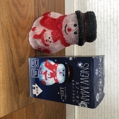 クリスマスツリーとスノーマンの画像