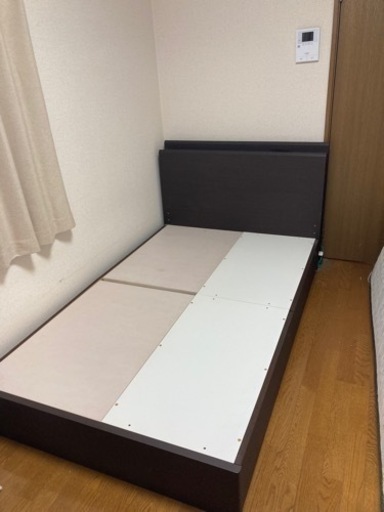 ニトリ　コンセント付き/収納付きセミダブルベッド