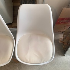 白い椅子二つあげます。の画像