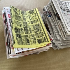 新聞チラシ　紙袋にたくさん入ってます。