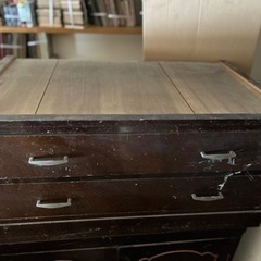昔の衣装箪笥(写真でもわかる通り、傷が少し多くあります．)の画像