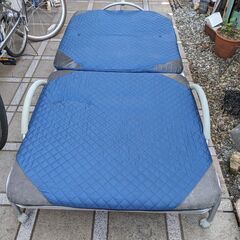 0円【引き取り限定】キャスター付　折り畳みベッドの画像