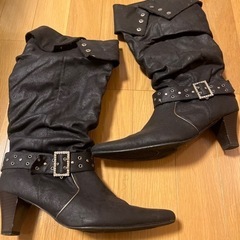 黒のくしゅくしゅブーツの画像