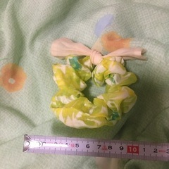 黄色いシュシュの画像