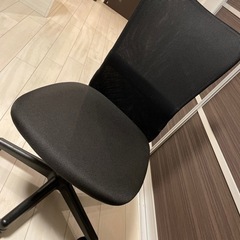 デスクチェア　ブラック　クッション付き
