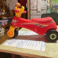 2〜3才用かな？三輪車。
