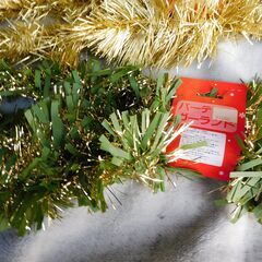 格安未使用新品クリスマス等装飾品　高級ガーランド・キラキラモール・パーテイリース・ｘｍａｓデコレーション　約Ｗ８Ｌ２７０ｃｍ、１本単価。カラー　金５、緑６薄緑１、装飾店価格税抜き１０００円の品、まとめ買い品に付き包装無し。限定品に付き、ご理解いただける方に。  　の画像