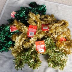格安未使用新品クリスマス等装飾品　高級ガーランド・キラキラモール・パーテイリース・ｘｍａｓデコレーション　約Ｗ８Ｌ２７０ｃｍ、１本単価。カラー　金５、緑６薄緑１、装飾店価格税抜き１０００円の品、まとめ買い品に付き包装無し。限定品に付き、ご理解いただける方に。  　の画像