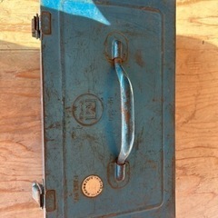 電工、ビス、アンカー、カシメ、色々あります。