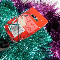 値下げ。格安未使用新品クリスマス等装飾品　高級ガーランド・キラキラモール・パーテイリース・ｘｍａｓデコレーション　約Ｗ１０Ｌ２００ｃｍ、１本単価。カラー　銀１２、赤２２，青２、紫１，　装飾店価格税込み５５０円の品、まとめ買い品に付き包装無し。限定品に付き、ご理解いただける方に。１本価格です。 　全品購入単価は１１０円で、全３７本です。 　の画像